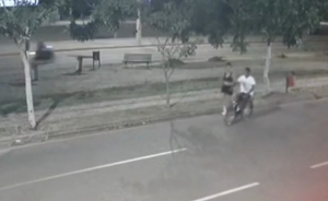 Câmera de segurança registra importunação sexual contra mulher em Rondonópolis