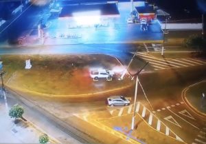 Caminhonete Chevrolet S10 furtada foi encontrada batida contra poste após acidente em Rondonópolis.