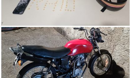 Drogas e motocicleta apreendidas pela Força Tática em ação no Centro de Rondonópolis.